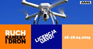 Dron z kamerą na tle niebieskiego nieba podczas szkolenia AMA