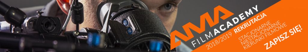 Mężczyzna z profesjonalną kamerą filmową podczas produkcji wideo szkolenia