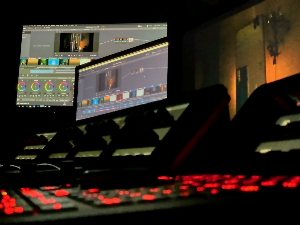 Edytor wideo z timelineami i efektami na monitorze w ciemnej sali