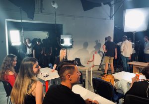 Studenci AMA Film Academy podczas zajęć praktycznych z oświetlenia i produkcji filmowej