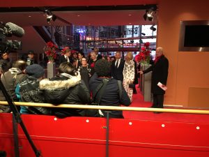 Elegancka gala filmowa z gośćmi na czerwonym dywanie w studio