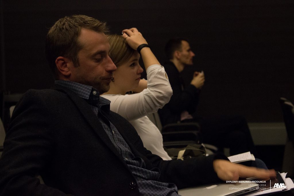 Mężczyzna i chłopiec oglądają projekcję filmową na seminarium szkoleniowym