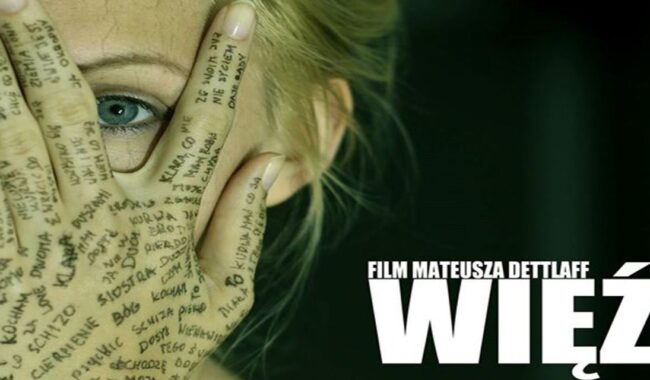 Kobieta ze stopniami tekstu pokrywającym twarz, film Mateusza Dettlaff