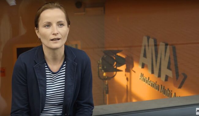 Kobieta w studiu filmowym AMA Film Academy podczas nagrania programu