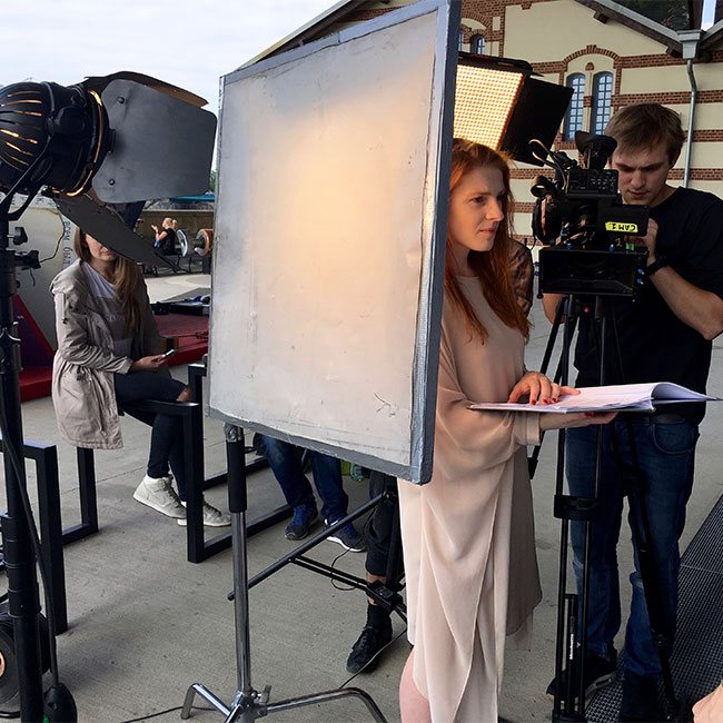 Kamera filmowa i światła podczas produkcji na planie filmowym