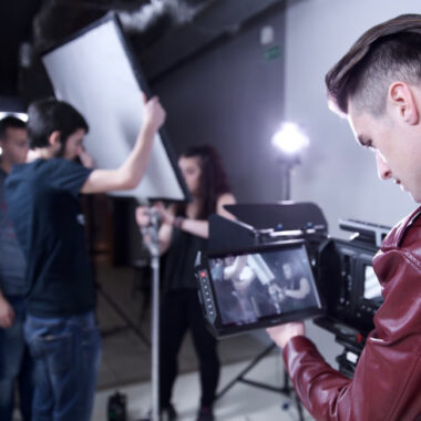 Operator kamerą nagrywa scenę na planie filmowym podczas produkcji