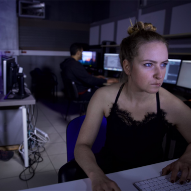 Studentka pracująca przy komputerze w nowoczesnym studiu filmowym