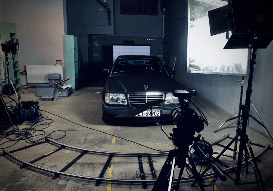 Czarny samochód Mercedes w studiu filmowym z oświetleniem profesjonalnym
