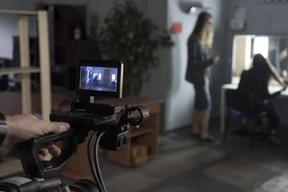 Kamerzysta filmuje scenę w studiu szkoły filmowej podczas produkcji