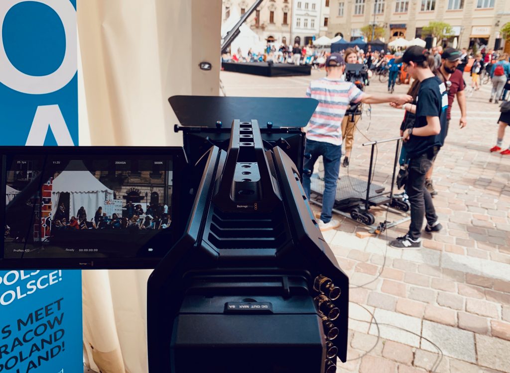 Kamera filmowa transmituje na żywoEvent publiczny na placu miejskim