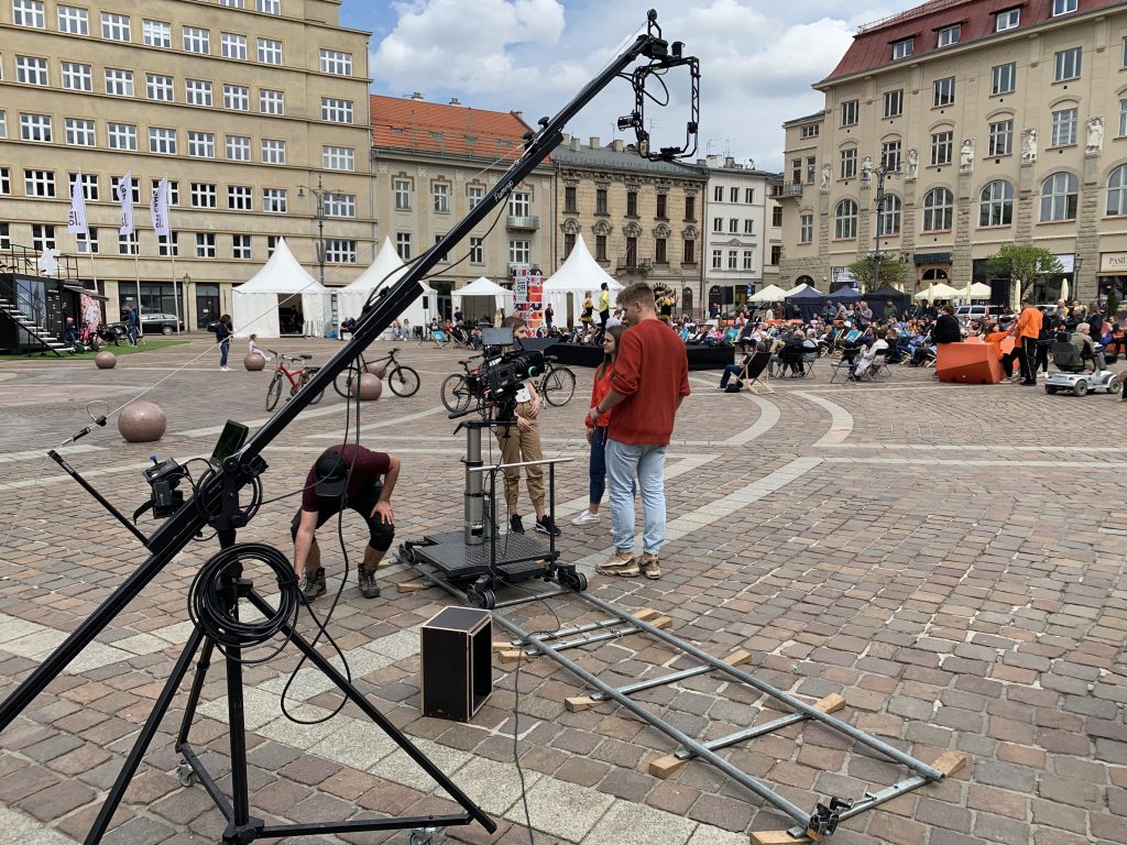 Kamera filmowa na stadionie miejskim podczas zajęć praktycznych szkoły