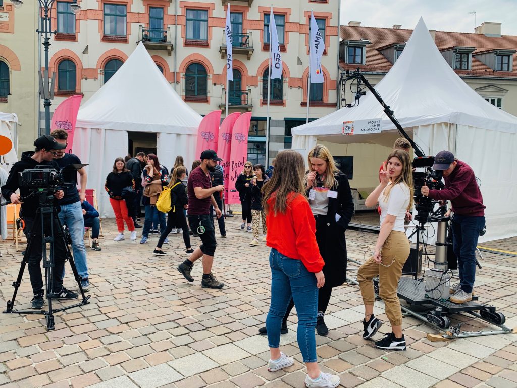 Uczniowie AMA Film Academy kręcą sceny filmowe na plac miejskim z namiotami