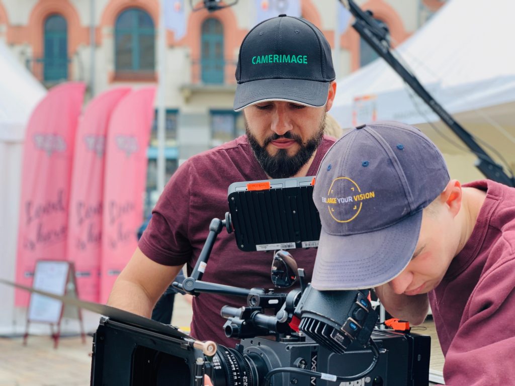 Kameraman z logo CAMERIMAGE pracuje z profesjonalnym sprzętem filmowym na planie