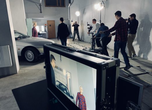 Studiowanie produkcji filmowej z samochodem i ekipą w studiu