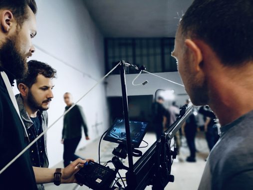 Studenci szkoły filmowej pracują przy profesjonalnym sprzęcie nagraniowym w studio