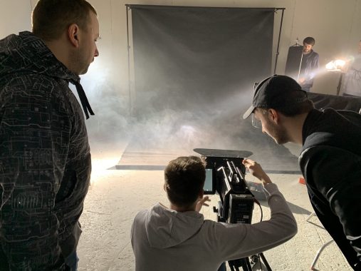 Zespół filmowy realizuje scenę z dymem na planie studiowym