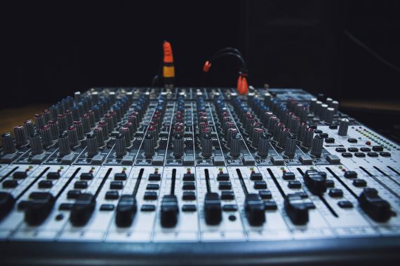Profesjonalny mikser audio ze suwakkami do regulacji poziomów dźwięku w studiu