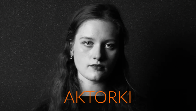 Portret czarno-biały młodej kobiety o długich włosach patrzące w kamerę