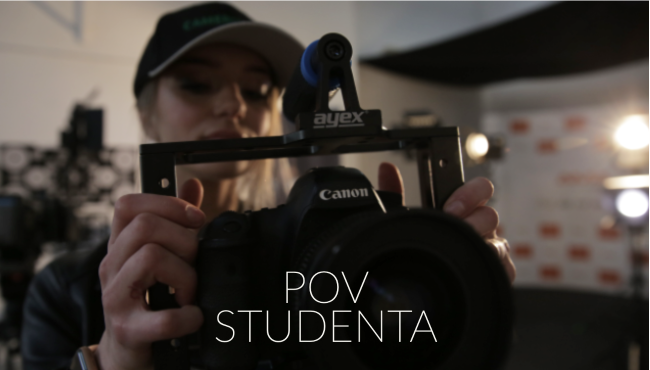 Student trzyma kamerę filmową, perspektywa POV podczas zaawansowanego kursu filmowego