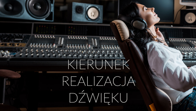 Producent dźwięku pracuje w studiu nagraniowym przy konsoli mikserskiej