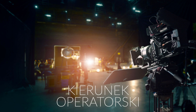 Operator filmowy pracuje z profesjonalnym sprzętem oświetleniowym na planie filmowym