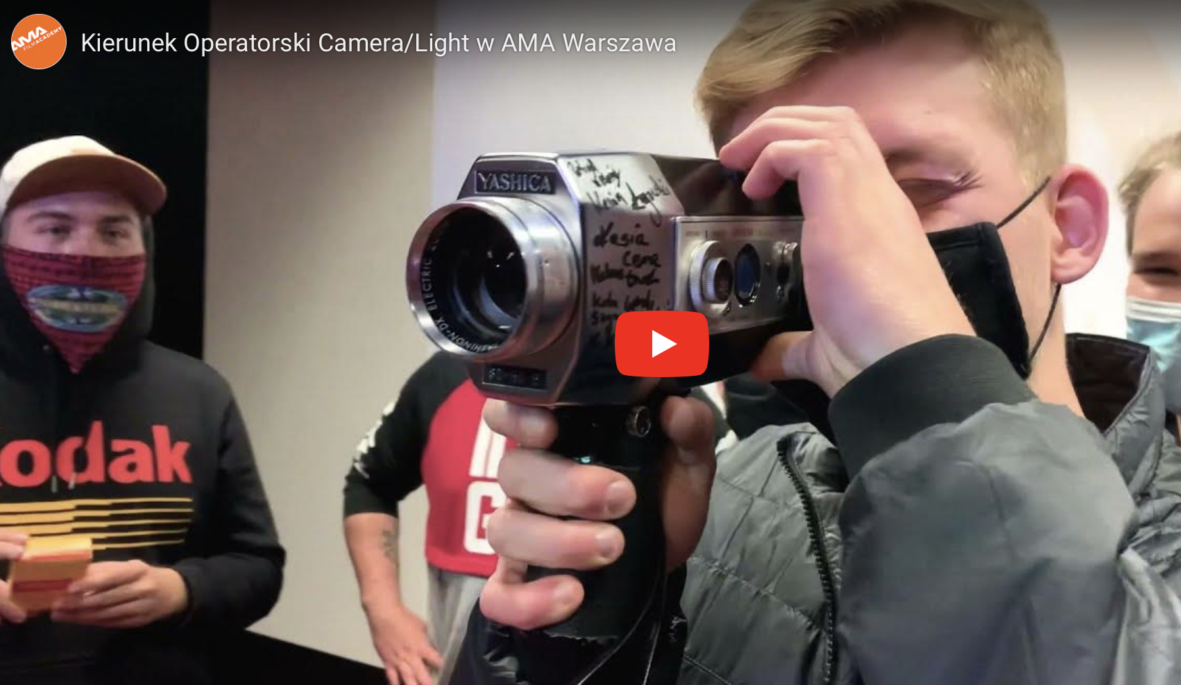 Młody operator trzyma kamerę filmową podczas praktycznego warsztatu szkoleniowego