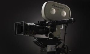 Profesjonalna kamera filmowa vintage na czarnym tle studio