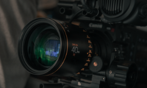 Profesjonalna kamera filmowa z obiektywem, widok z bliska na sprzęt kinematograficzny