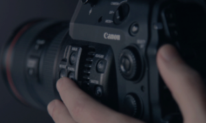 Profesjonalny aparat kamera Canon trzymany w rękach do filmowania wideo