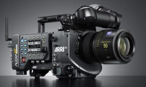 Profesjonalna kamera filmowa ARRI z obiektywem i systemem audio na szarym tle