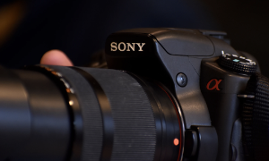 Profesjonalna kamera Sony do filmowania z obiektywem w ciemnym oświetleniu