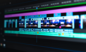Edytor video z kolorowymi ścieżkami i efektami w profesjonalnym oprogramowaniu do montażu