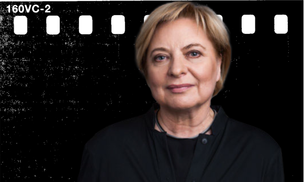 Portret kobiety o krótkich blond włosach na czarnym tle, klatka filmowa