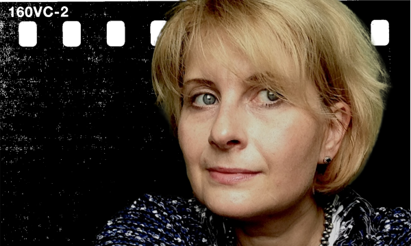Portret kobiety w średnim wieku z blond włosami, patrząca w bok