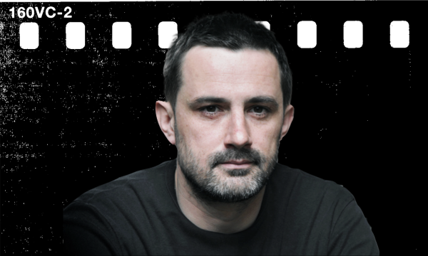 Portret mężczyzny z brodą na czarnym tle, zdjęcie filmowe