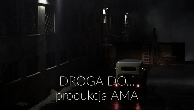 Ciemne studio filmowe z oświetleniem, logo produkcji AMA Film Academy