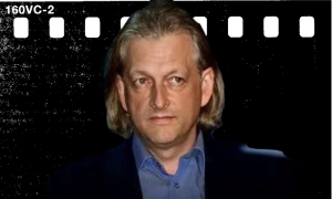 Portret mężczyzny z jasnymi włosami w średnim wieku w niebieskiej koszuli