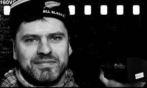Portret mężczyzny z brodą w czapce, czarno-białe zdjęcie profilowe