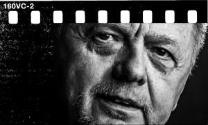 Portret czarno-biały starszego mężczyzny w profesjonalnym oświetleniu studyjnym