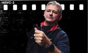 Mężczyzna w średnim wieku daje kciuk do góry, portret studyjny