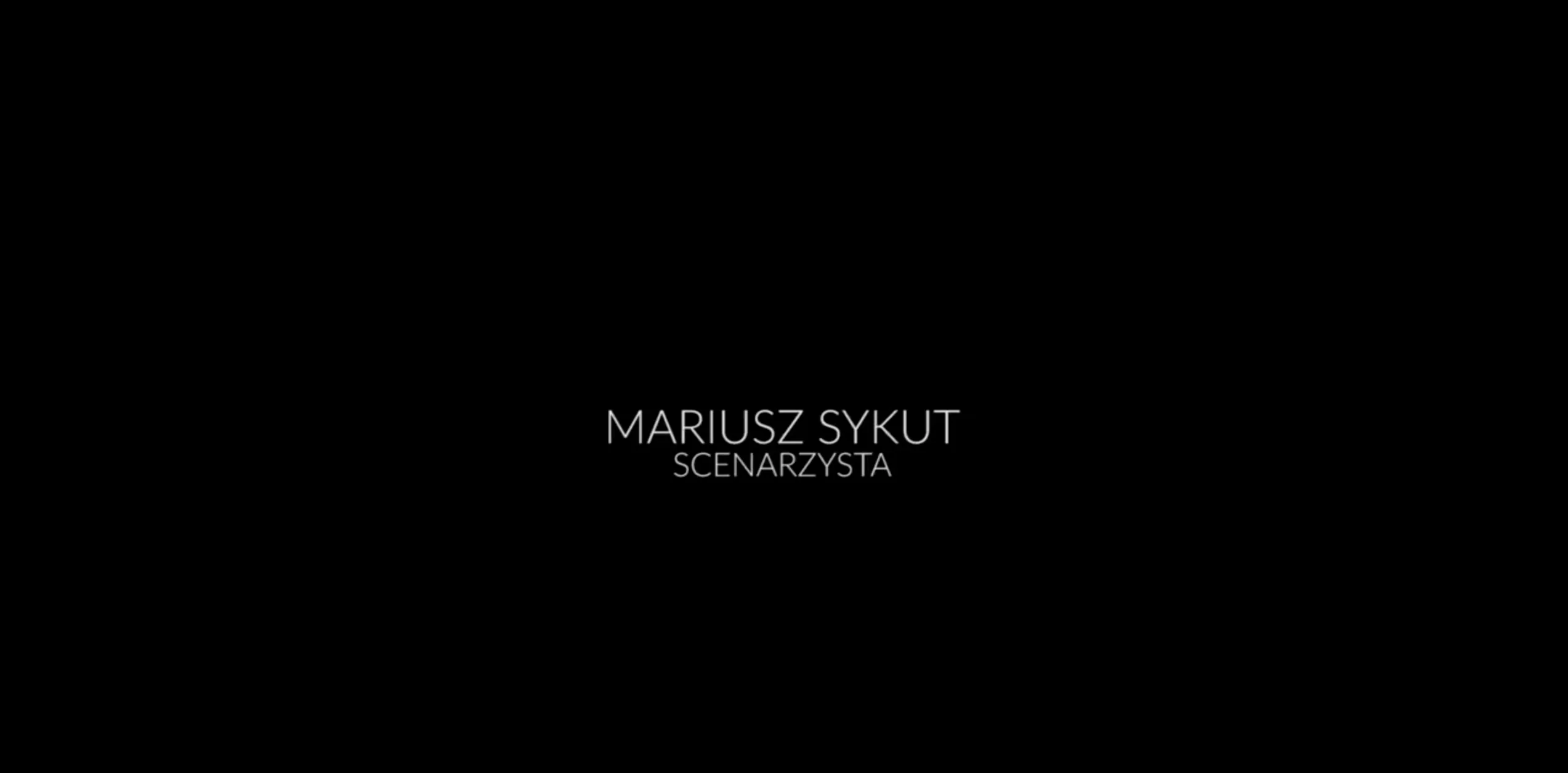 Portret Mariusza Sykuta scenarysty na czarnym tle z napisem