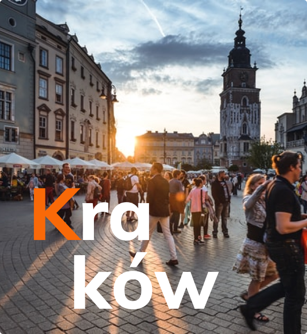Kraków Rynek Główny o zachodzie słońca z tumstem i wieżą ratuszową