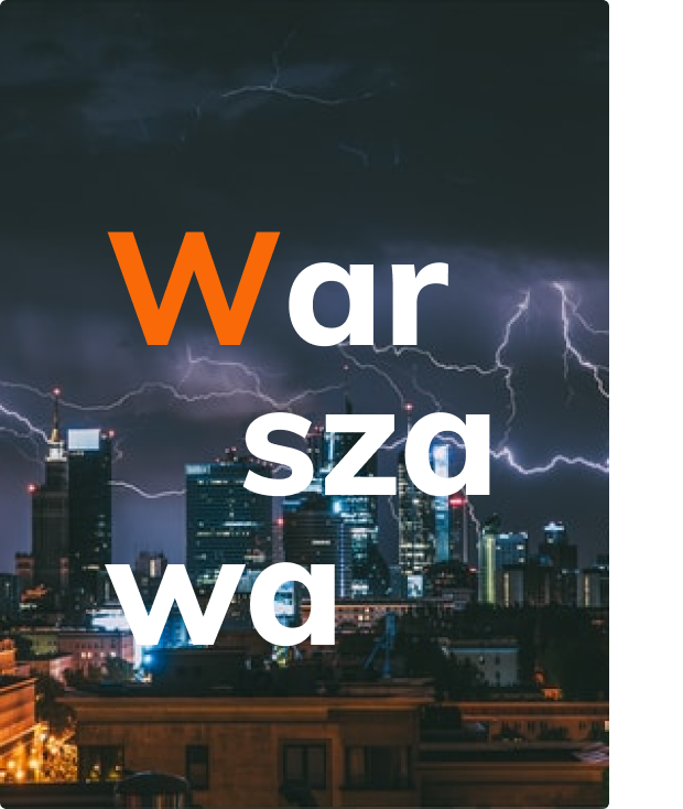 Warszawa nocą podczas burzy z błyskawicami nad panoramą miasta