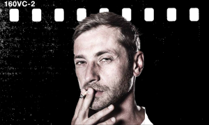 Portret mężczyzny z papierosem, czarno-biała fotografia, filmowe ujęcie
