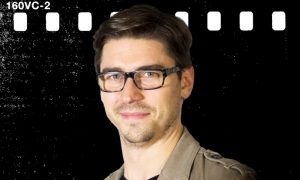 Portret mężczyzny w okularach na tle filmu 160VC-2