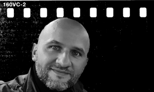 Portret mężczyzny z brzadą na tle pasków filmu analogowego