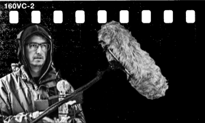 Mężczyzna z mikrofonem i szyną dźwiękową w studiu nagrań filmowych