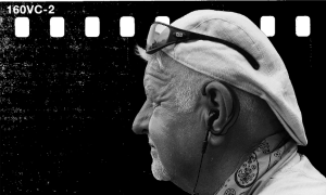 Portret starszego mężczyzny w czapce, profil, czarno-białe zdjęcie