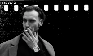 Mężczyzna pali papierosa, czarno-białe zdjęcie na tle filmowych klisz
