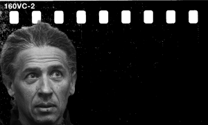 Czarno-białe zdjęcie mężczyzny w średnim wieku, kadr kinowy z paskiem filmu